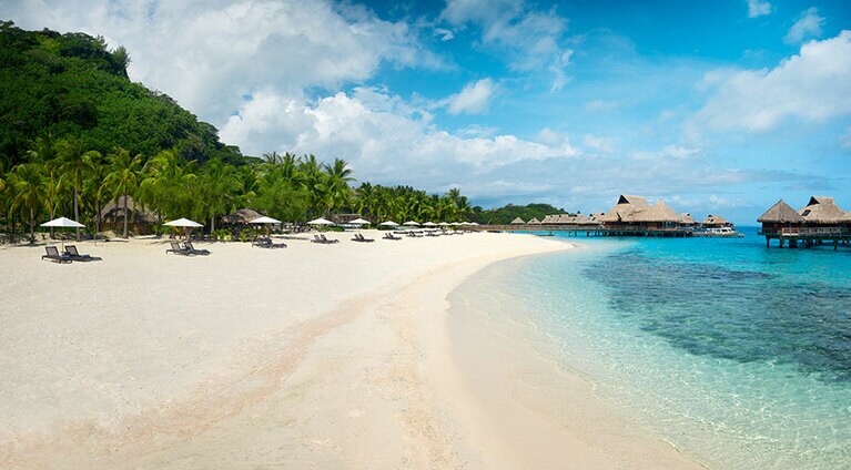 約1キロ続く、ボラボラ島でいちばん長い白砂ビーチ。