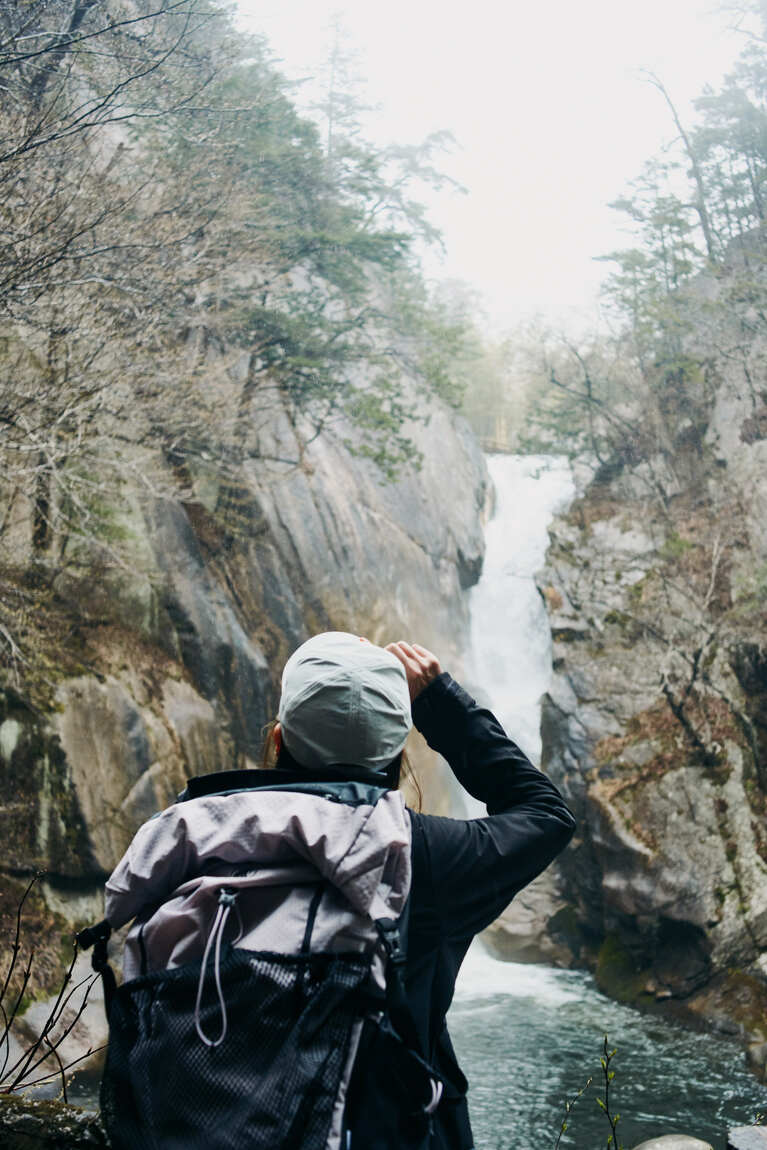 地殻変動による断層によって生じたといわれる「仙娥滝（せんがたき）」。花崗岩の岩肌を削りながら落下し、落差は約30m。新緑から紅葉、雪景色と四季に折々の美しさを装う。日本の滝百選に選定される。