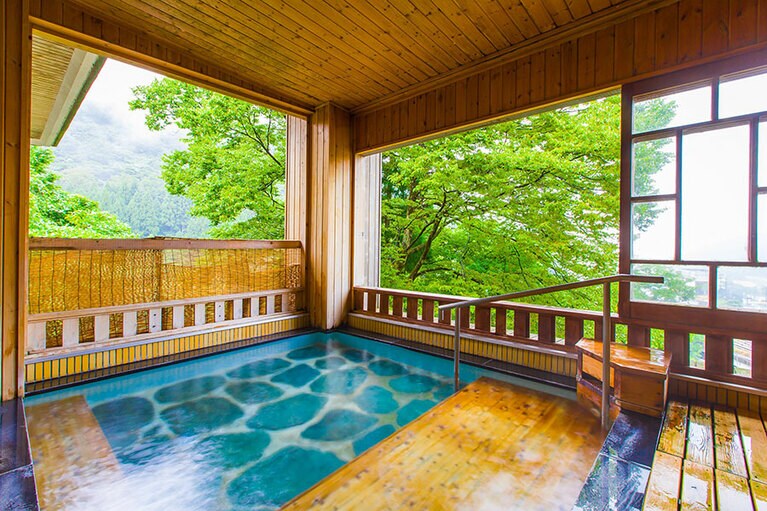 雪国の宿 高半［新潟／越後湯沢温泉］露天風呂。