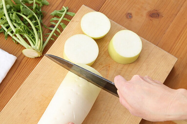 大根を2.5センチの厚さに切り分ける。