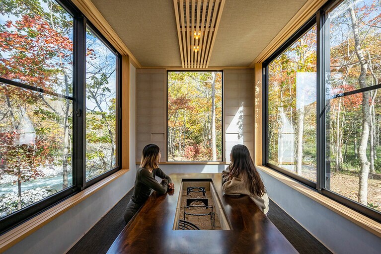 ダイニングトレーラー内。畳が敷かれた小上がりの中心には囲炉裏がついたテーブルが。