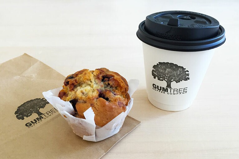 ブルーベリーマフィン 270円、アメリカーノ(S) 380円。