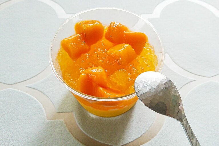 成城石井自家製 濃厚マンゴープリンのパッションフルーツゼリーがけ 359円。