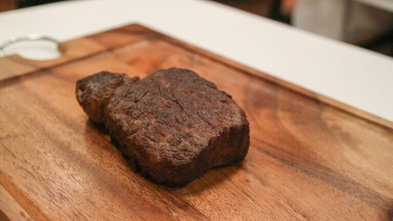 こんがりと焼き上がったステーキ。