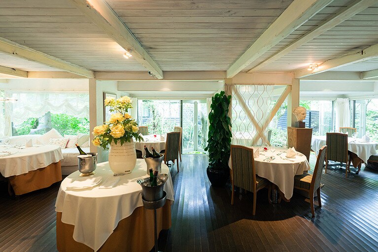 水の音を聞きながら繊細かつガストロノミックな本格フレンチが楽しめる。