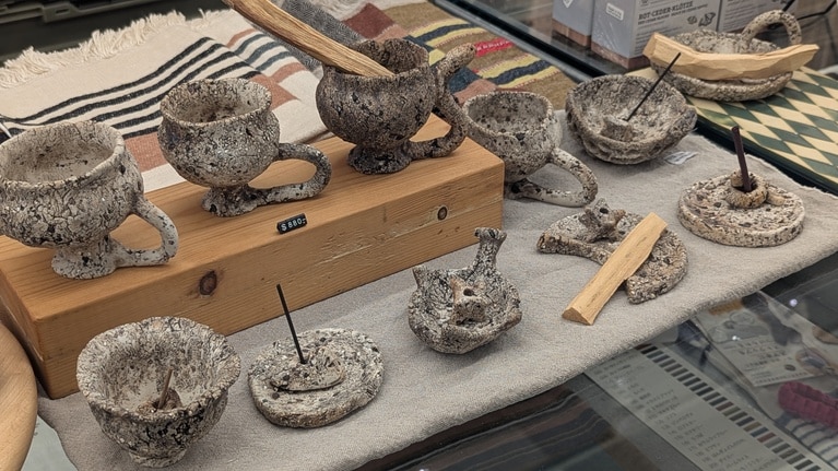 台湾の母娘ユニットによる陶芸ブランド「家佳製器」のお香の受け皿も人気。