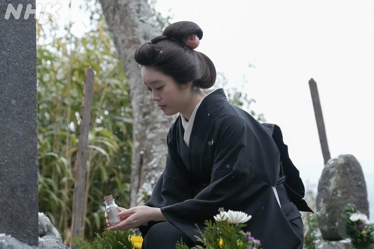 朝ドラ「ばけばけ」の場面写真。遺骨を入れた小さな瓶を手にするトキ。「ばけばけ」公式Xより。