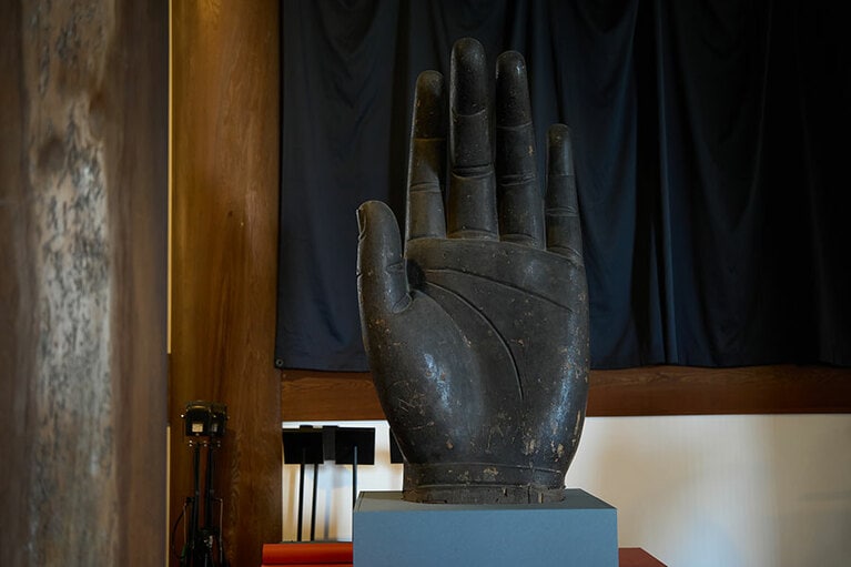 大火災で焼失した釈迦如来坐像は、左手だけが残る。