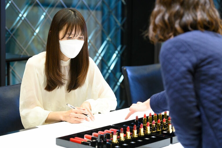 シャネルリップの赤系約50色をご用意いただいて、探しました。贅沢です。