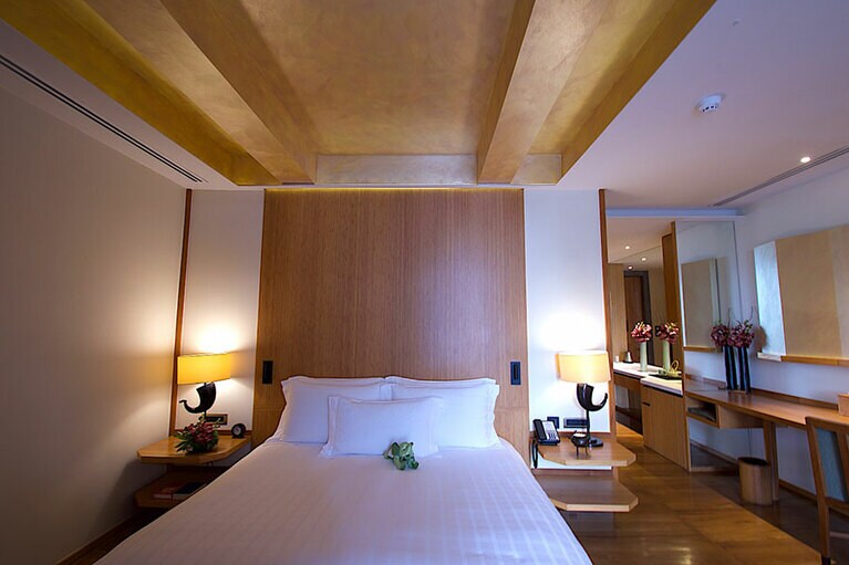 コンパクトに機能的にしつらえた客室は、シンプルで清潔感溢れる雰囲気。