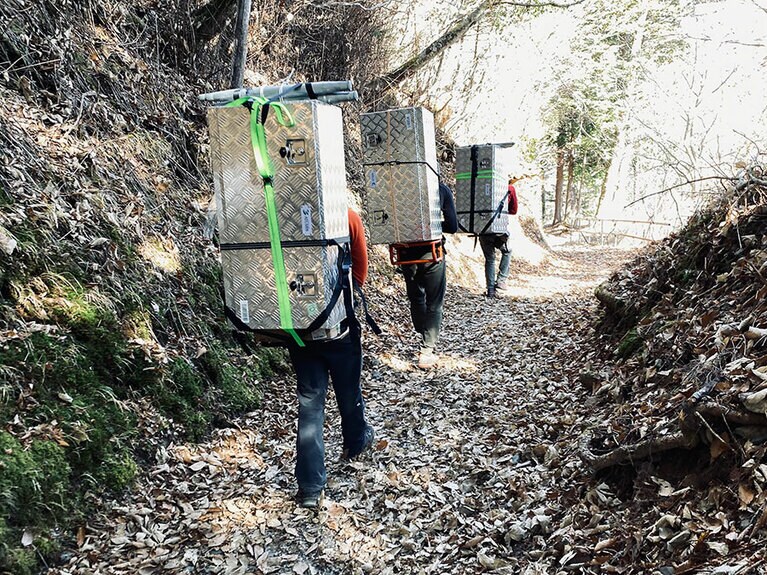 災害復旧資材を運ぶ秋本さん／写真提供：秋本真宏