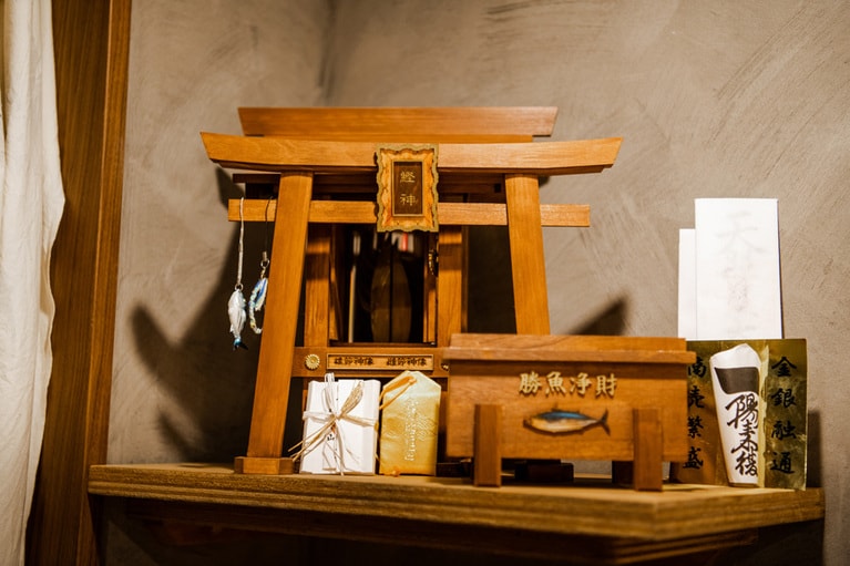 特注の鰹節神社。