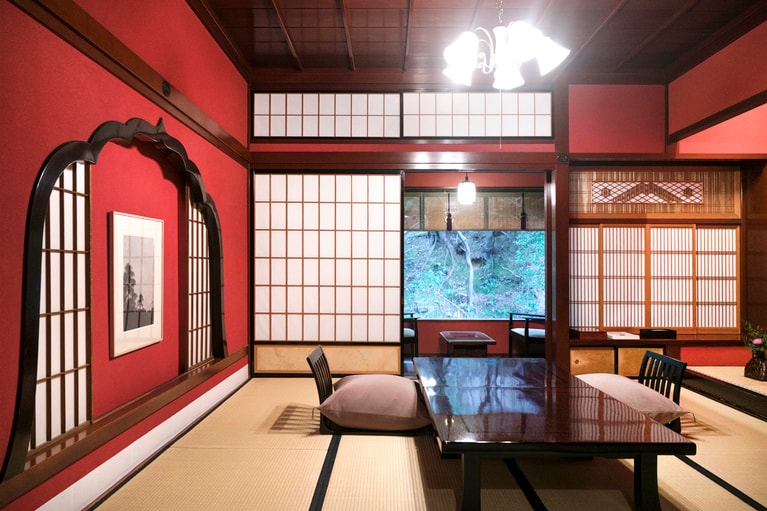 細部にまで贅をこらした特別室「前田家ゆかり 御陣」。かつて魯山人も逗留した歴史ある客室。