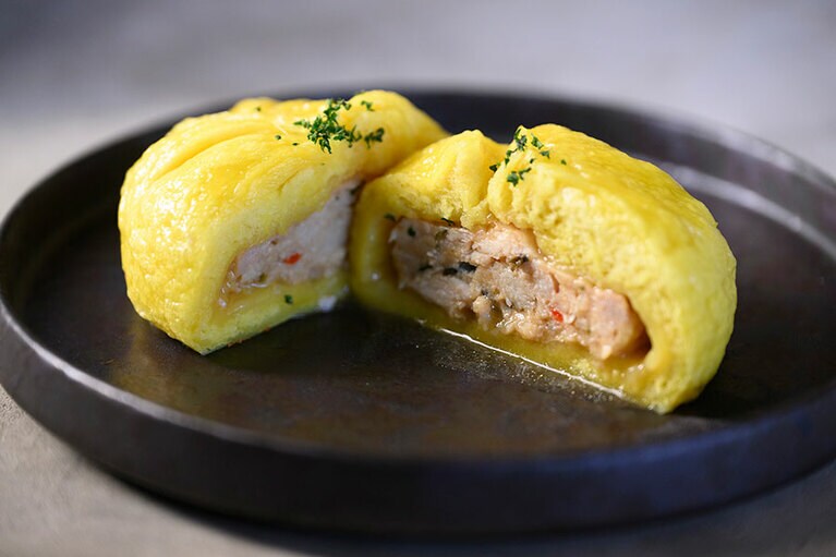 スープセットで選べる肉まんとガパオまん。「お隣りのお隣りにあるお店でテイクアウトも可能なんです。地方発送もできますので、年末年始の贈りものにもどうですか!?」と赤澤さん。