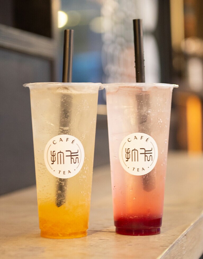 フルーツシロップのソーダ割り 各80元。左から、柚香汽泡飲、苺果汽泡飲。