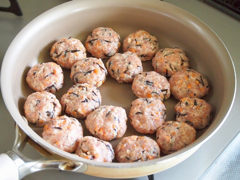 フライパンをよく温めて、丸めたタネを並べて焼く。