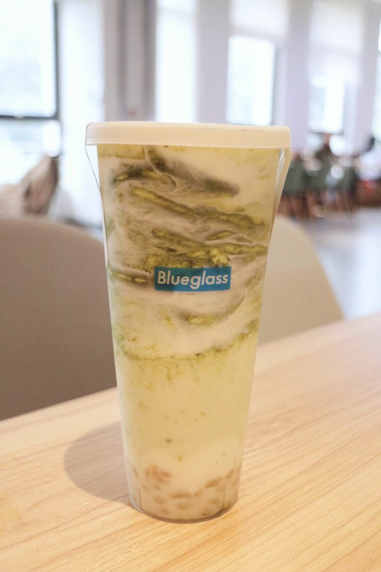 Blueglassの「アボカドココナッツオーツ麦粒ヨーグルト」。42元（約860円）。置き換えダイエットを前提にしているためボリューム感たっぷり。アボカドより底にある「オーツ麦粒」の主張が強い