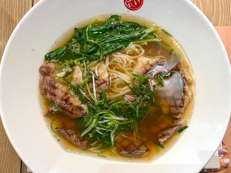 リブステーキがまるごと入った牛肉麺が登場！　肉を煮込むという基本概念から逸脱した新たな一品です。　初出：2024年6月1日