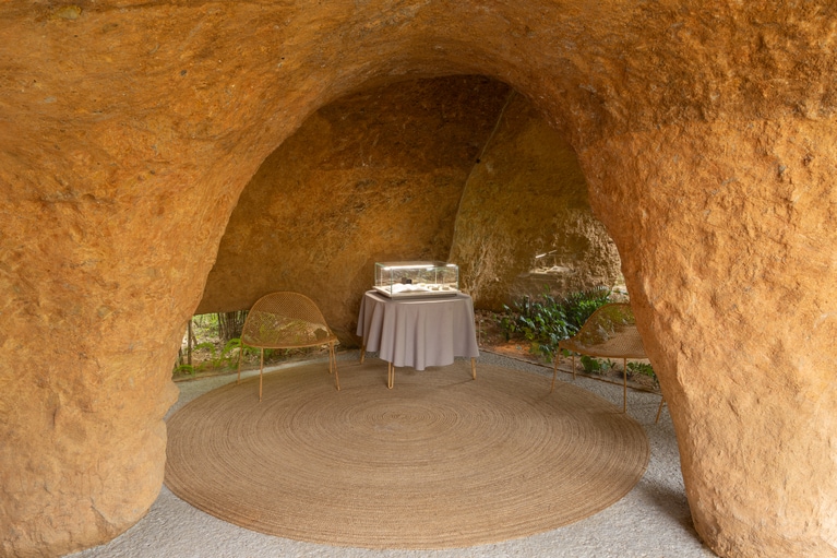 galbeのジュエリーは、maison owlの曲線と呼応して不思議なグルーヴが生まれる空間で発表されました。