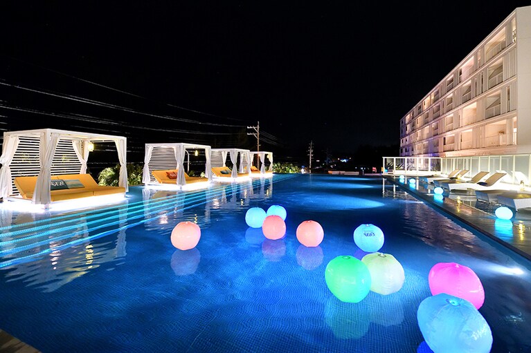 幻想的なナイトプール。水温37℃のホットプールなので、3月でも気持ちいい。