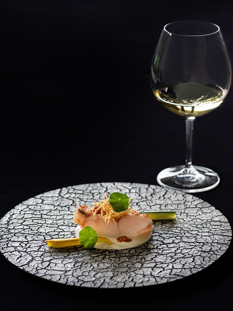 ダイニング「桵ZUI」では、伊藤卓也料理長による独自の美食を堪能。こちらは、道産の本メヌケにソース・ヴァン・ブランを添えた一皿。