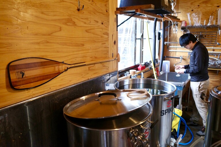 壁にかかっているカヌーのパドルは、ビールの鍋をかき混ぜるときに実際に使っているものだ。（撮影：一ノ瀬伸）