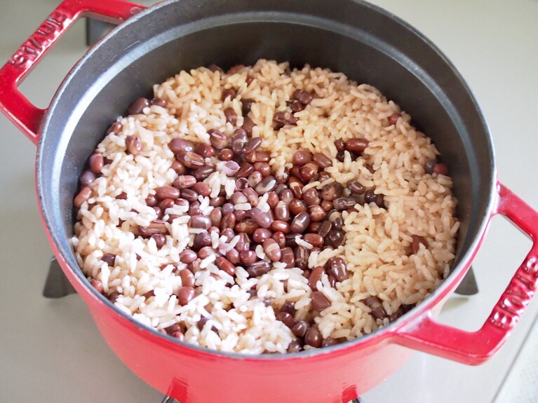 蓋を閉じて強火で加熱。沸騰したら弱火で15分加熱する。炊き上がったら全体をよく混ぜる。