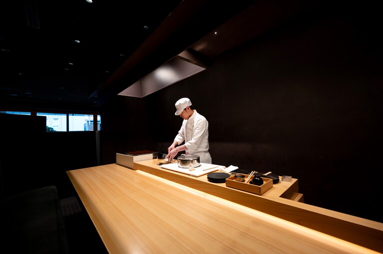 カウンターは4人まで。90分制、要予約。