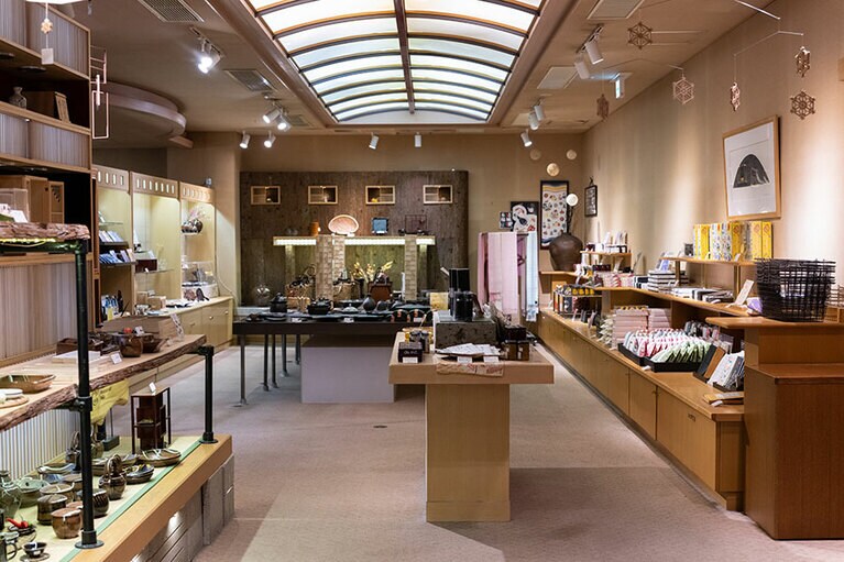 ショップをひとまわりすれば、栃木を代表する伝統工芸、名産品がわかる。
