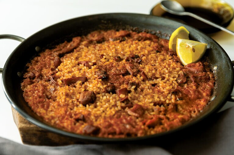 カタルーニャ出身のシェフ特製・魚介のパエリアを手軽につくれるスープ＆お米のセット。スープには鶏肉、アサリ、などの具材もたっぷり。　BO パエリア・セニョレット 2人前 1,944円／レ・ストゥディ