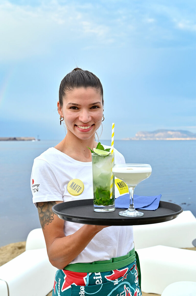 市街にいながらリゾート気分を満喫できる人気店。