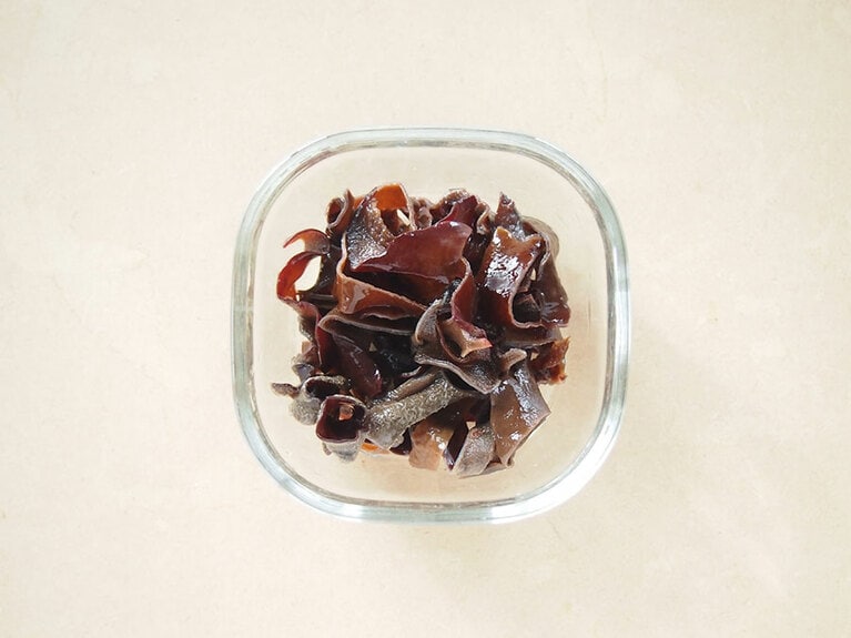 (2) 黒木耳は水で戻したものを、食べやすい大きさに切ります。