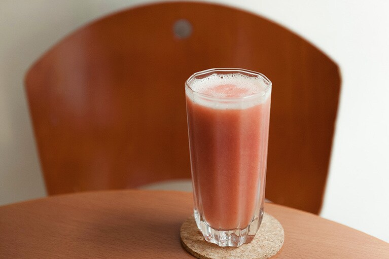 丸二果実店「りんごといちごのミックスジュース」400円。