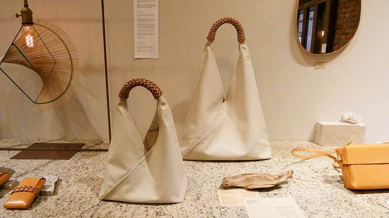 【Kamaroan 編織三角包 小 2,680元、大 3,980元】開口部にスナップボタンが付いているので、中が丸見えにならないのも嬉しいところ。