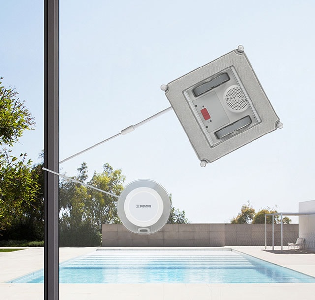 ロボットが窓から落ちることがないよう、様々な安全システムが設計されています。