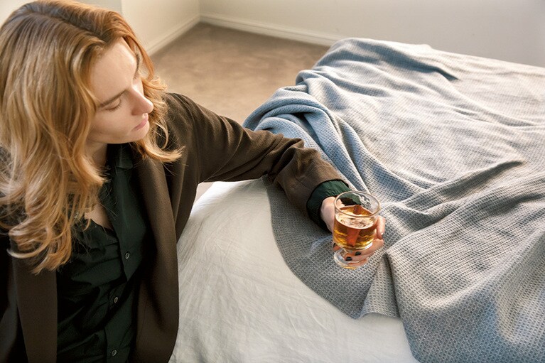 グラス 4,800円／安土草多　グレーカシミヤワッフルスロー 63,000円／アルファ PR