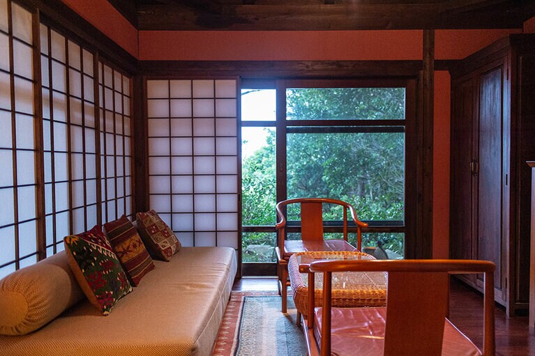 リビングとベッドルームからなるヴィラA。和洋折衷のインテリアが和む。