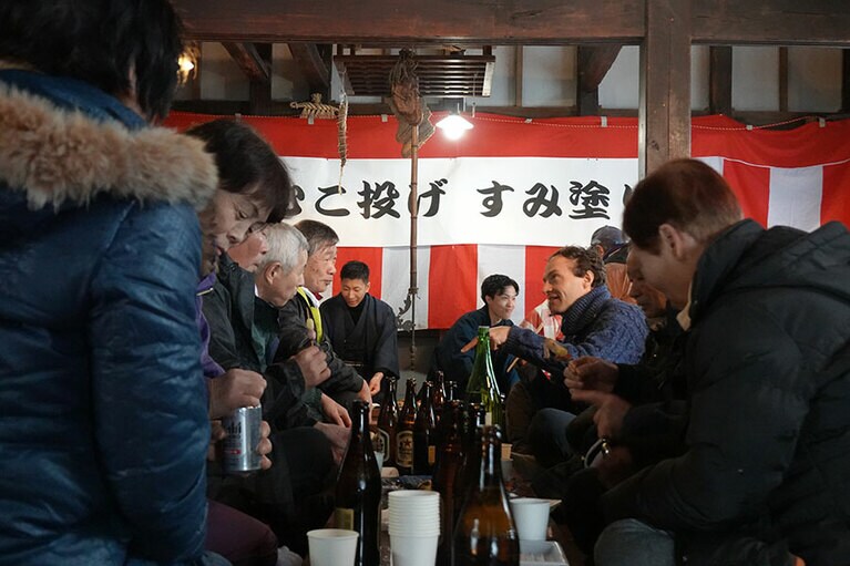 酒を酌み交わして盛り上がる。