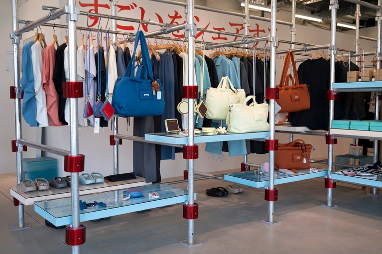 サステナブル商品を中心とした、THE GOODLAND MARKET、commpost、JAPAN MADE PROJECTをはじめとするアーバンリサーチ各レーベルのアパレルや生活雑貨を販売。