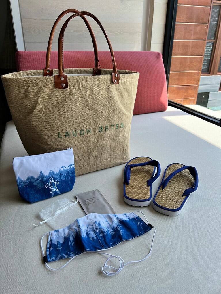 客室に備えられているアメニティ。リゾート内で使うことができるモーリシャス製のバッグ、ビーチサンダル、ポーチに入っているのは、布マスクと消毒用紙おしぼり。