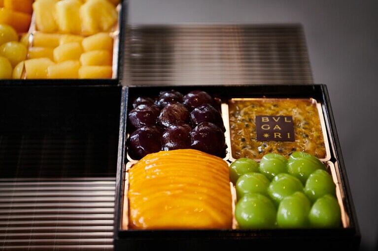 ピオーネ、パッションフルーツ、シャインマスカット、マンゴーが詰められた二つ目のお重。