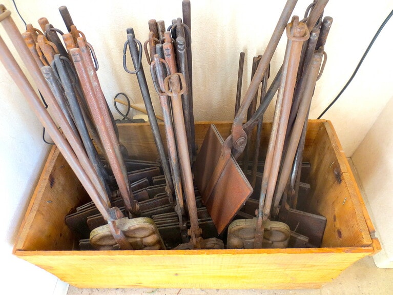 おせんべいを焼く鉄板が店の一角に置かれて。