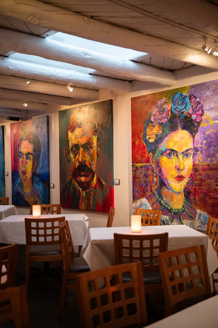 表現力豊かなアートワークを大胆に配した印象的なインテリア。