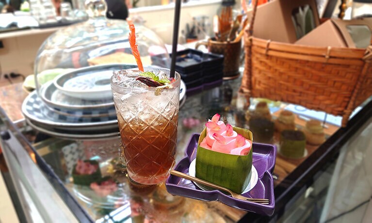 タイハーブのソーダ割りはクラフトコーラのような味わい。