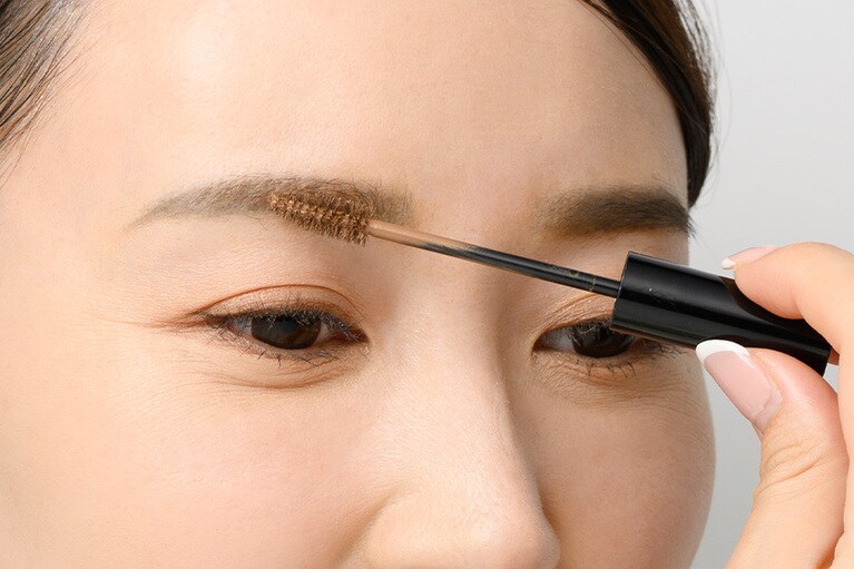 眉尻から眉頭に向かって、毛を逆立てるようにして根元まで眉マスカラで色をのせる。