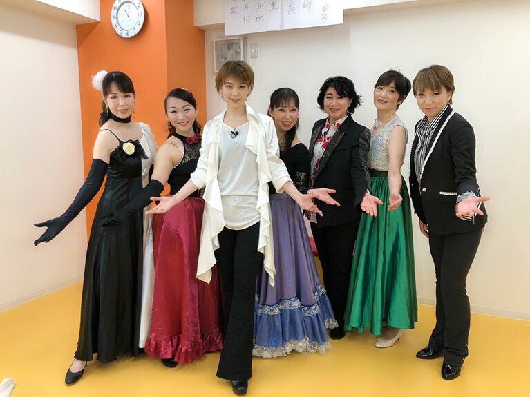 お借りしたレッスン写真。なりきっているので皆さま、凛として笑顔です。