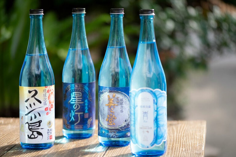米島酒造の泡盛4種。左から久米島 30度 720mL／星の灯 25度 720mL／美ら蛍30度 720mL／青/Blue 15度 720mL。
