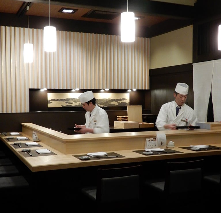 明るいカウンター席で、寿司コースを楽しむのもよさそう。