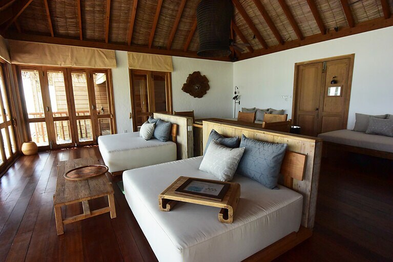 リサイクル材を使ったアートを飾ったリビング。