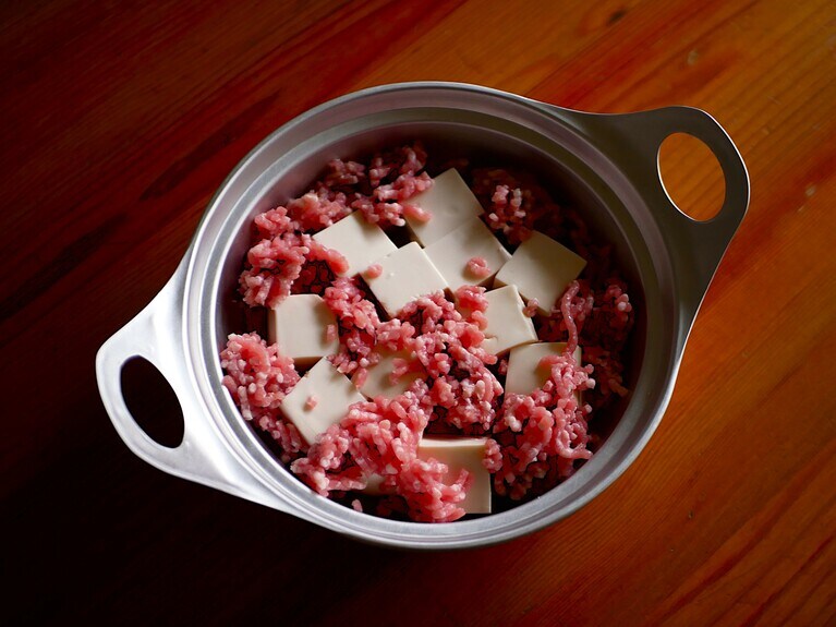 ひき肉はこんなふうに全体にばらけて入れると煮えやすく、味がまわりやすい。